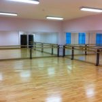 petite salle de danse en hetre massif.JPG