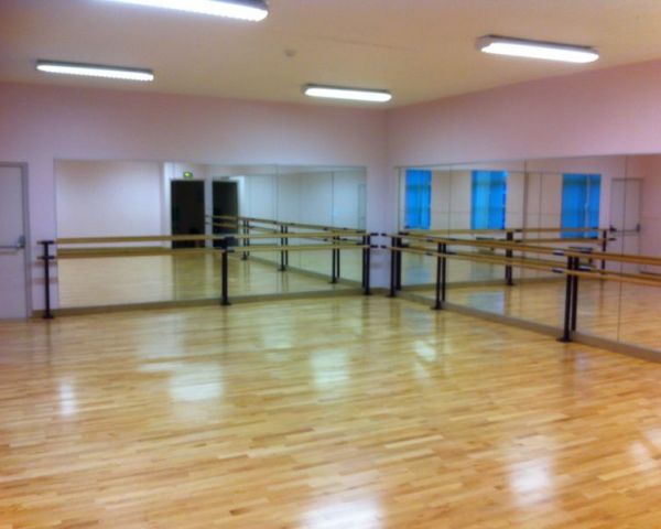 petite salle de danse en hetre massif.JPG